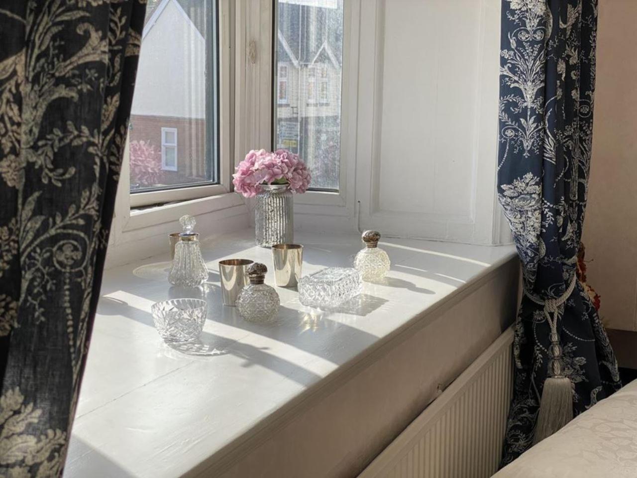 Deluxe Three Bed Bnb In Henley-On-Thames Near Station River & Town Centre ภายนอก รูปภาพ